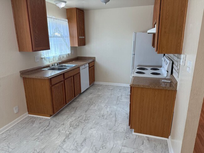 Building Photo - 2225 Hillsborough Ct