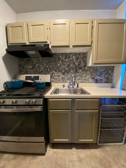 Upgraded kitchen with gas stove - 1618 8th St NW