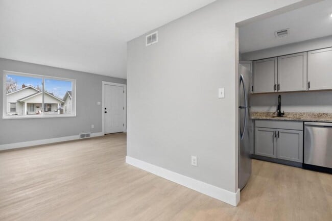 Building Photo - 844 Alverno Ave