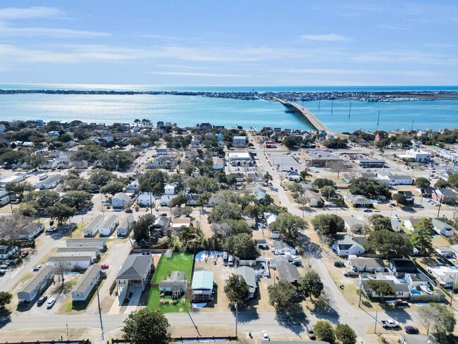 Building Photo - 2107 Bay St