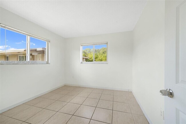 Building Photo - 500 NW 24th Ave