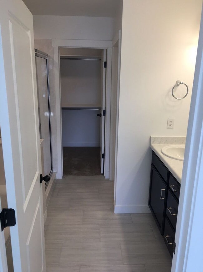 Building Photo - Pet Friendly Gorgeous Row End Townhome w 2...