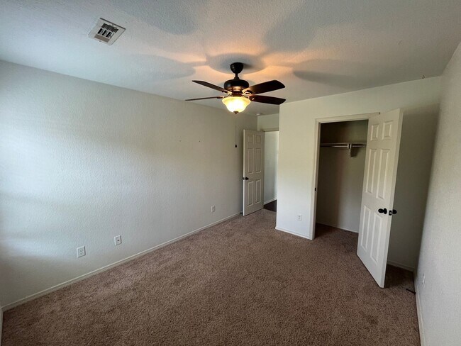 Building Photo - New Listing!