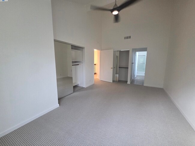 Building Photo - 6084 Vía de los Cerros