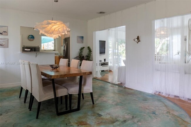 Building Photo - 750 NE 120th St