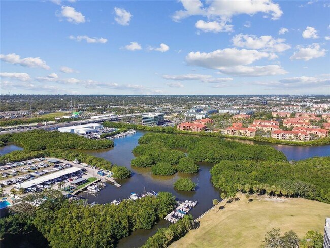 Building Photo - 2700 Cove Cay Dr
