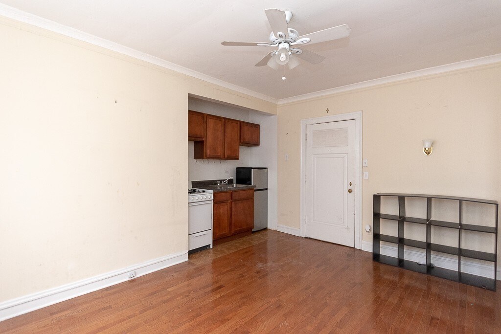 Building Photo - 4542 N Damen Ave