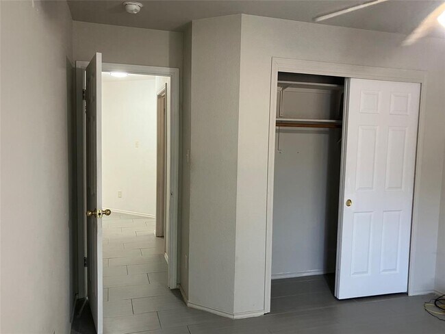 Building Photo - 1209 Wood Creek Dr