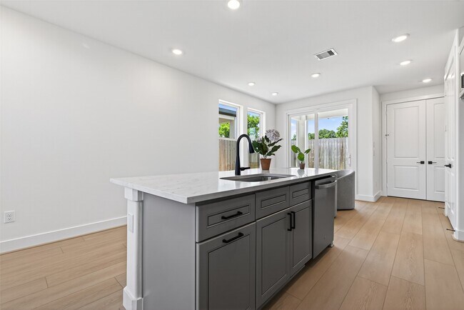 Building Photo - 4333 Avron Dr