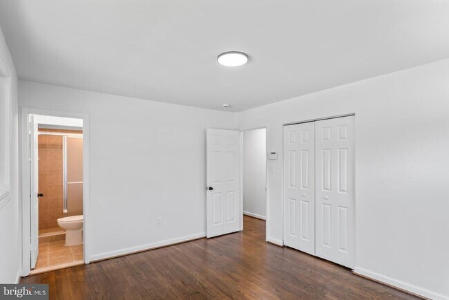 Building Photo - 2521 Fairhill Dr