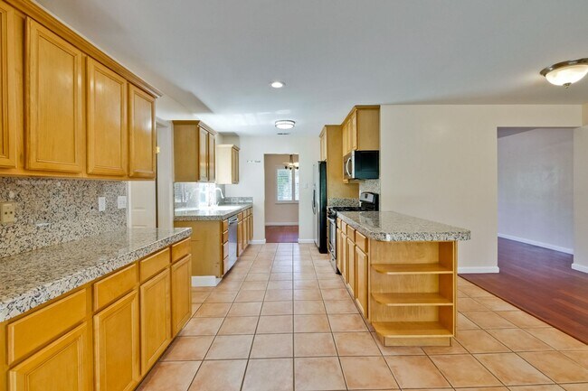 Building Photo - Large single family 4 Bed, 2 1/2 Bath Home...