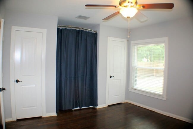 Building Photo - 8241 Glenview Dr