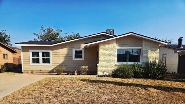 Primary Photo - 920 W 40th St