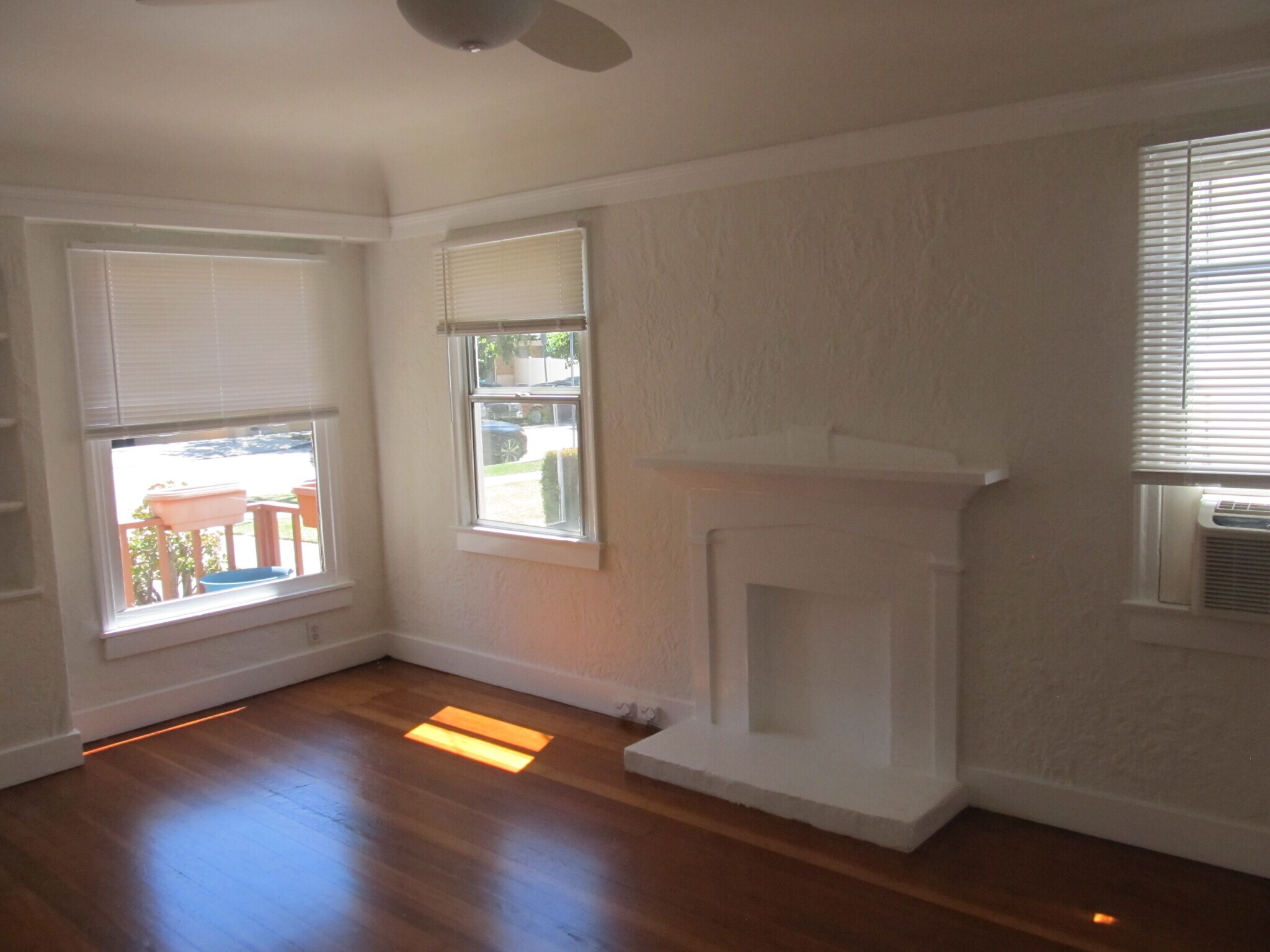 Building Photo - 11217 La Maida St