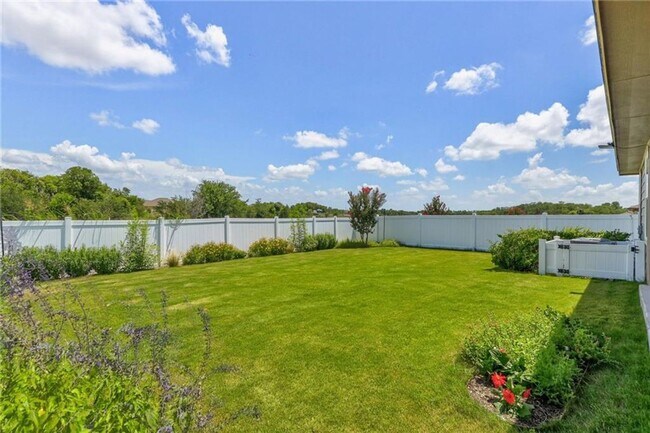 Building Photo - Spacious & Beautiful 3/BR 2/BA Home with E...