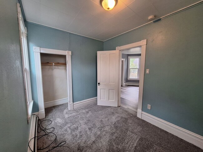 Building Photo - AVAILABLE JUNE - Billings Park Upper Duplex