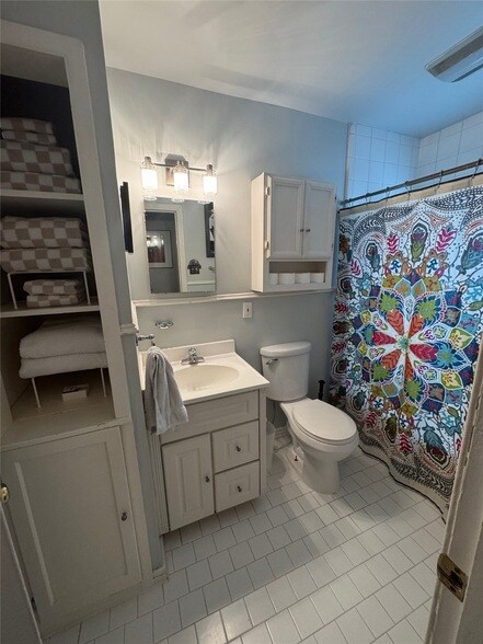 Building Photo - 8642 Daytonia Ave