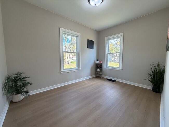 Building Photo - Remodeled 3 bed, 1 bath home for rent in E...