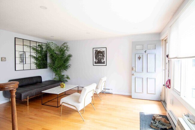 Building Photo - 2 Bedroom Condo Available August 1st