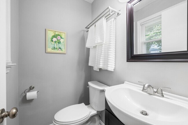 Building Photo - 3BR/1.5BA HOUSE