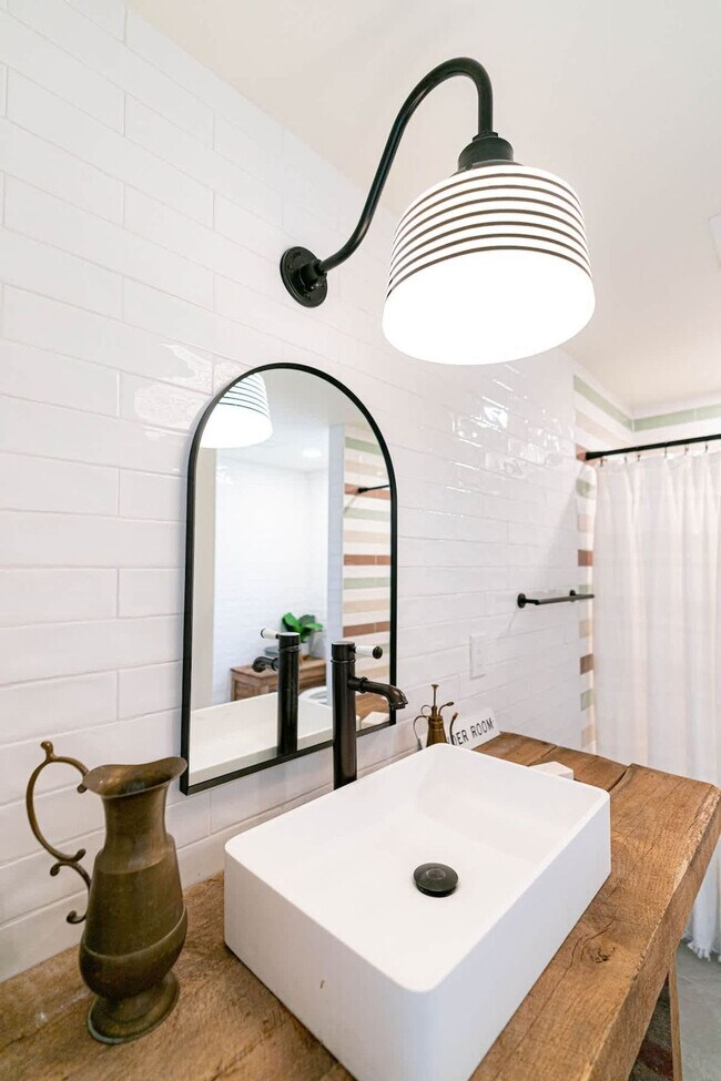 Building Photo - 8442 E McNelly Rd