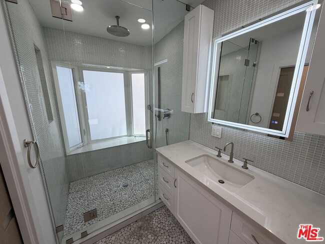 Building Photo - 3565 Multiview Dr