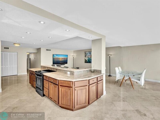 Building Photo - 3100 NE 49th St