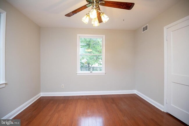 Building Photo - 839 Clifton Ave