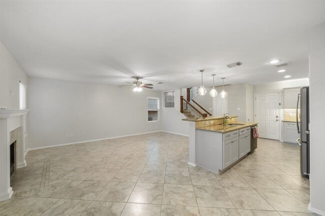 Building Photo - 131 N Villa Oaks Dr