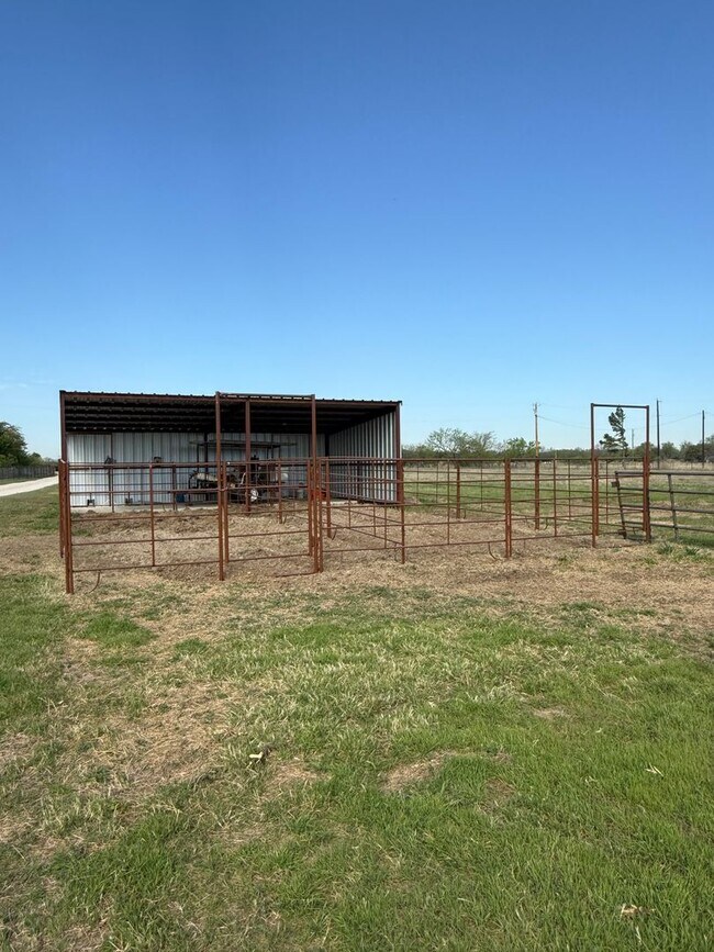 Building Photo - Acreage - HORSE PROPERTY - NO WATER BILL Peaceful Country Living