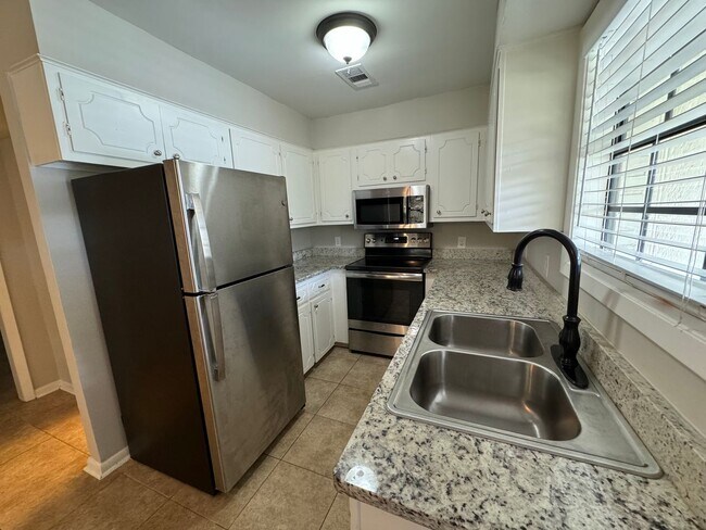 Building Photo - Excellent Location!  3 Bed 2.5 Bath Townhouse!