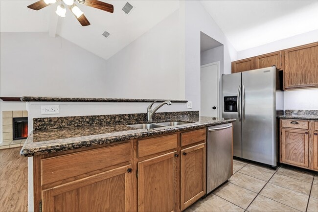 Building Photo - 15 Tulip Hill Ct