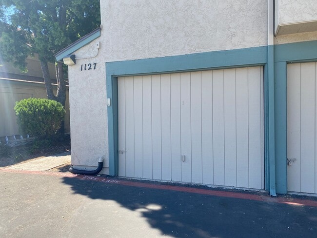 Building Photo - Decker Townhome