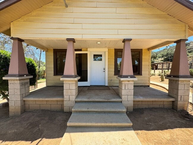 Building Photo - 3BD/2BA HOME off Old Hwy 80, Ample Parking...