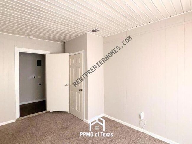 Building Photo - 2409 Eloise Cir