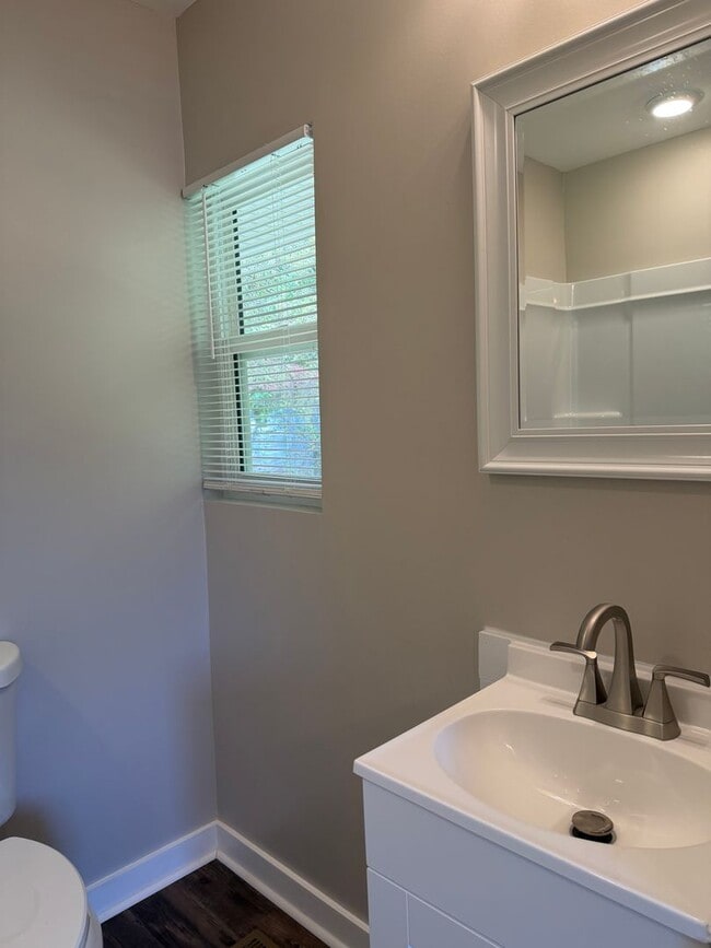 Building Photo - 3 Bedroom 2 Full Bath House