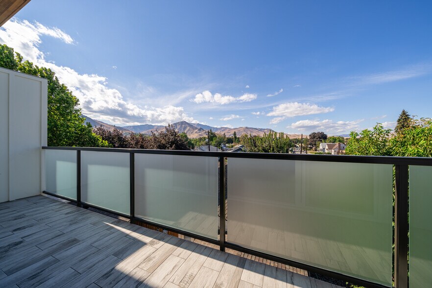 Upper Balcony on 3rd Floor - 823 Orondo Ave