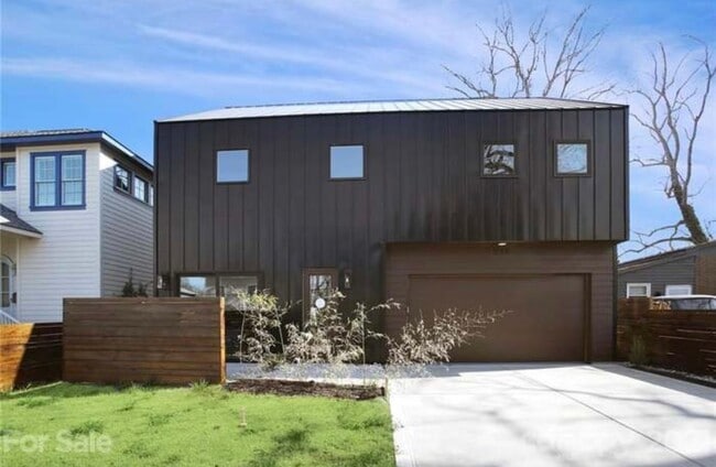 Building Photo - 2108 Roslyn Ave
