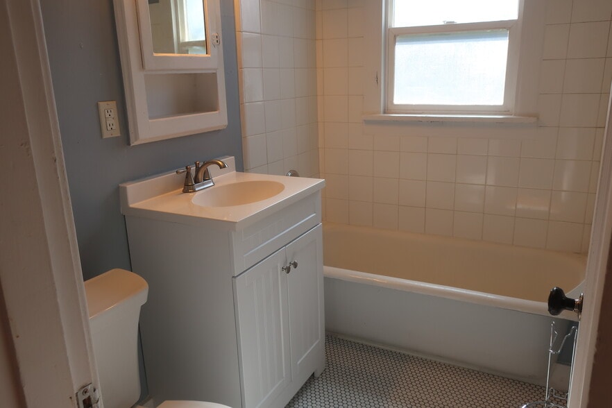 Building Photo - 710 Monroe St