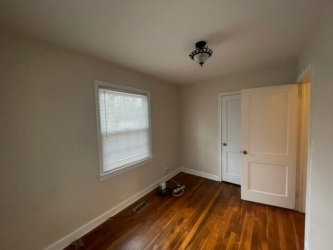 Building Photo - 2727 Stratford Dr