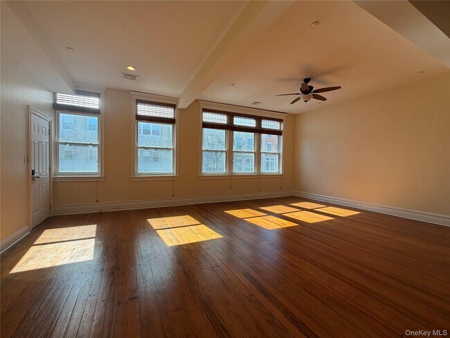 Building Photo - 337 Main St