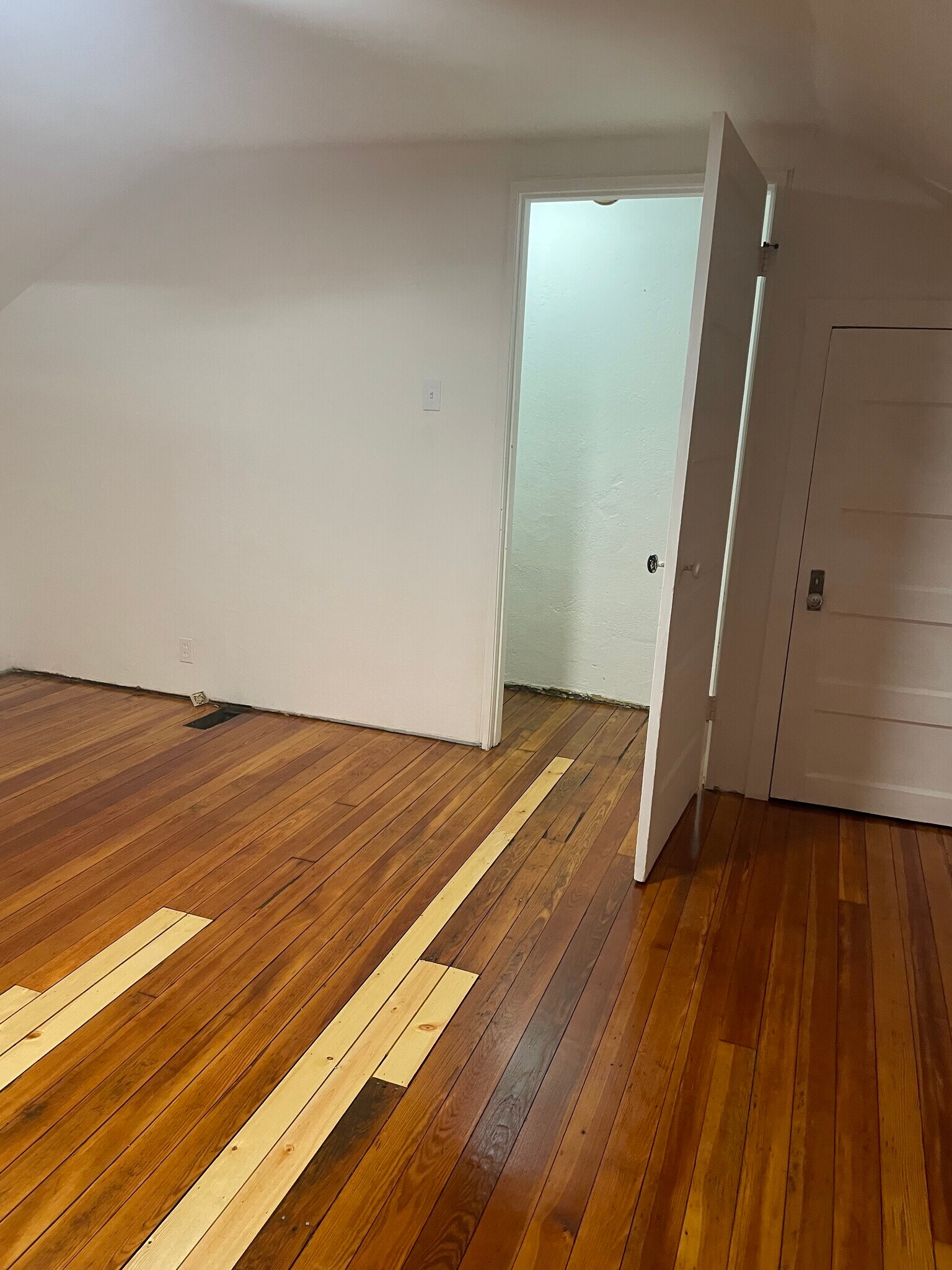 Bonus room upstairs: home office - 4024 Tholozan Ave