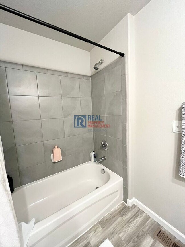 Building Photo - 942 Petra Heights
