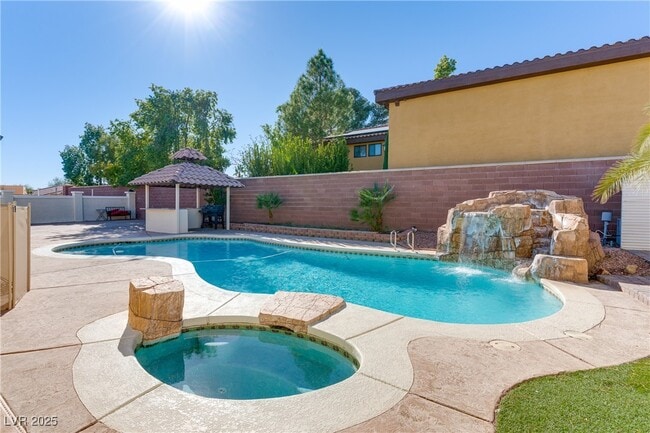 Building Photo - 2121 Rosanna St