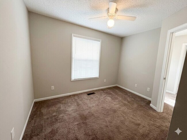 Building Photo - RATE DROP ALERT (was $1625/month) and MOVE-IN SPECIAL: $500 OFF 1ST MONTH'S RENT!**
