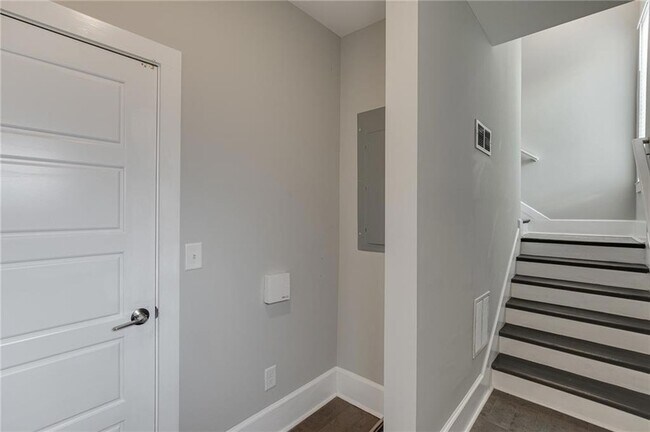 Building Photo - 456 Parkway Dr NE