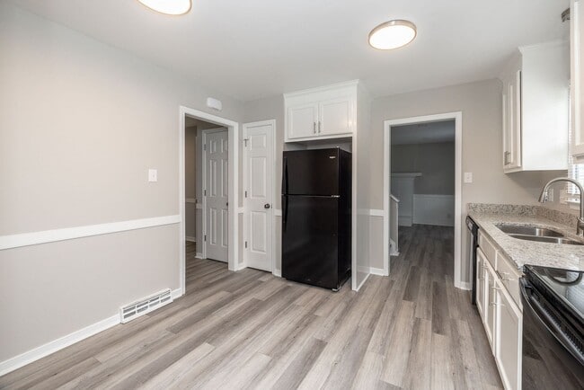 Building Photo - Beautifully Renovated 4-Bedroom Home in Ch...