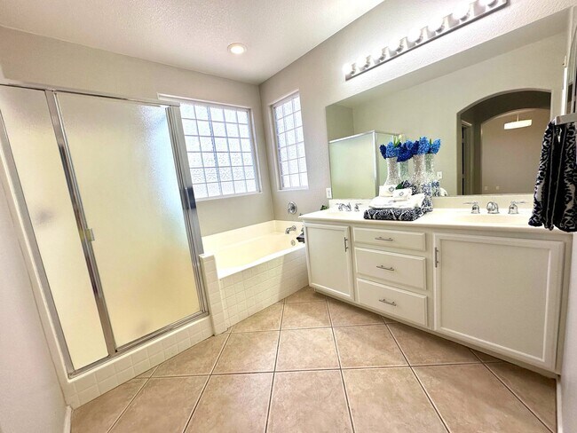 Building Photo - Available For viewing May 1, 2026. Beautiful SW Las Vegas Home. 4 Beds 2.5 Bath.