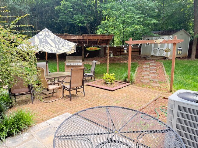 Building Photo - Spacious 3BR Home with Fenced Yard & Outdo...