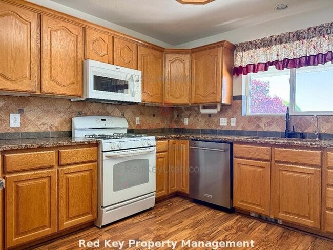 Building Photo - Breeze Cir Single Family Home